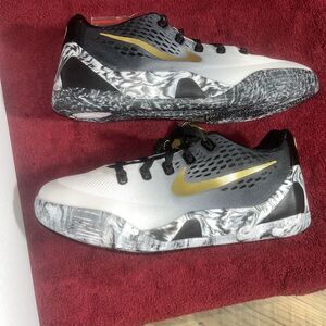 Fv3607-002 Size 7y Kobe Ix Low Em Gs Mambacita Black/metallic Gold White